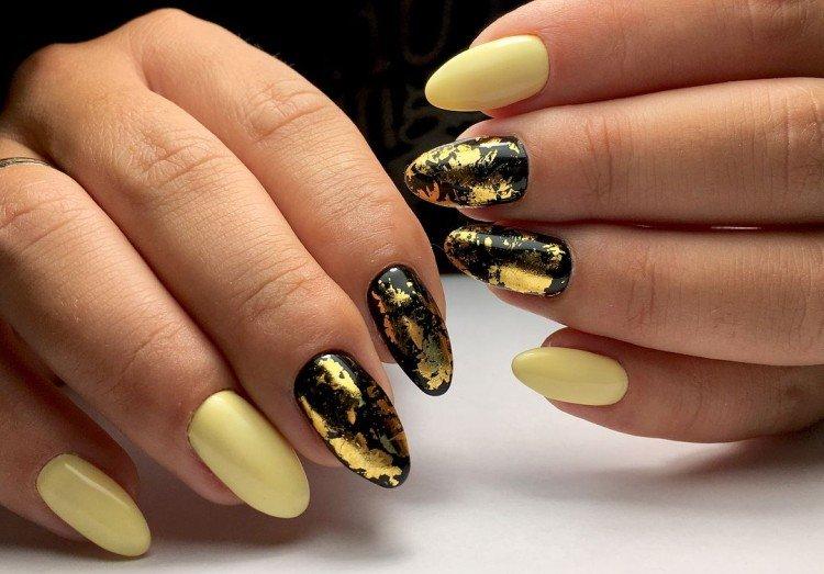 Manucure avec du papier d'aluminium pour les ongles longs