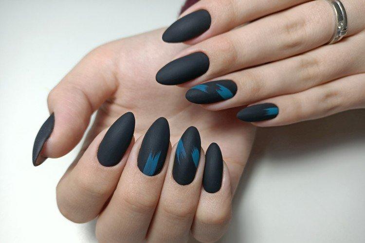 Manucure foncée pour ongles longs