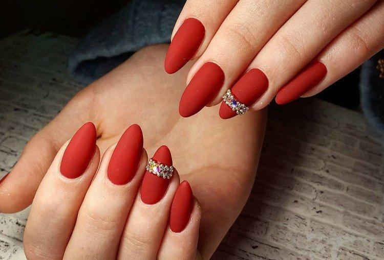 Manucure rouge pour ongles longs