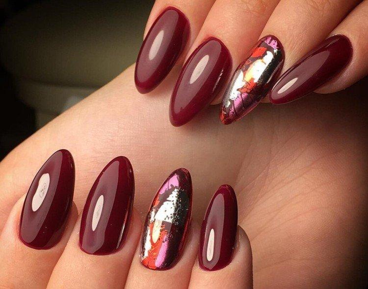 Manucure avec du papier d'aluminium sur les ongles ovales