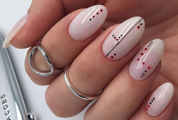 Manucure minimaliste pour ongles ovales