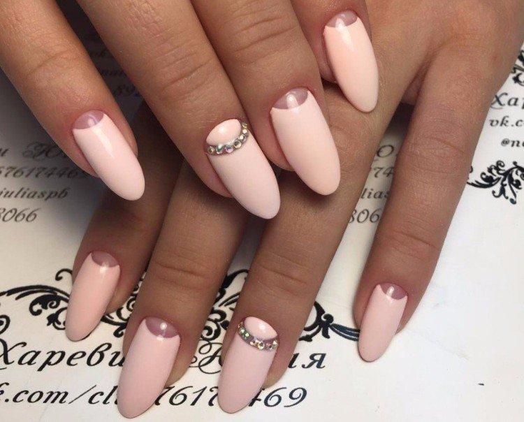 Manucure lunaire sur ongles ovales