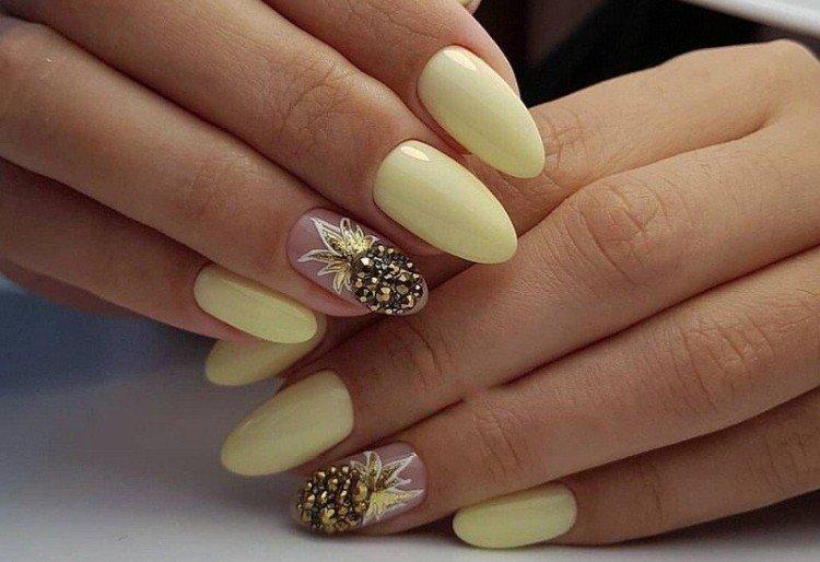 Manucure avec strass et pierres