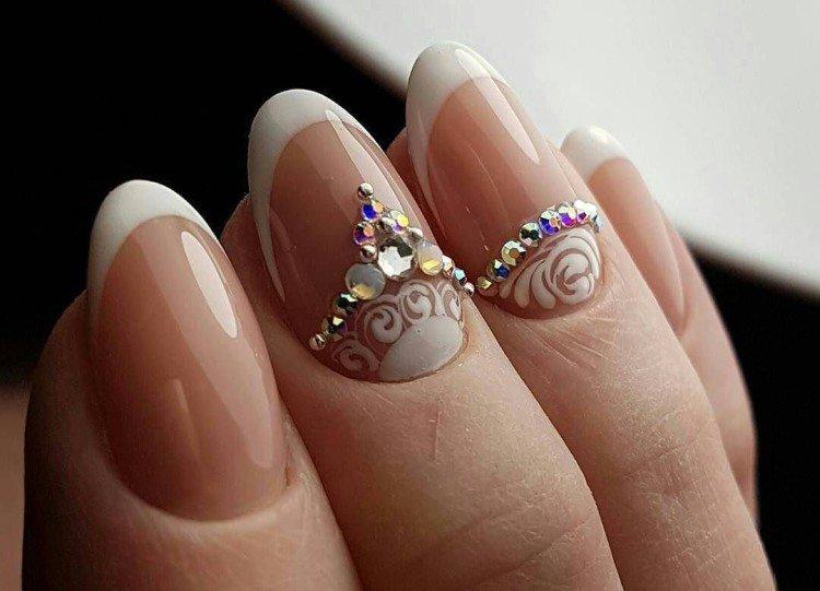 Manucure de mariage sur ongles ovales