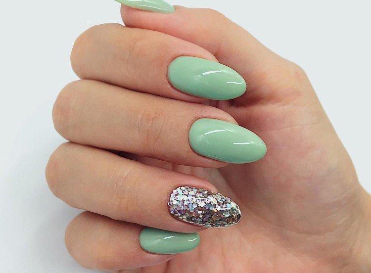 Manucure colorée sur ongles ovales