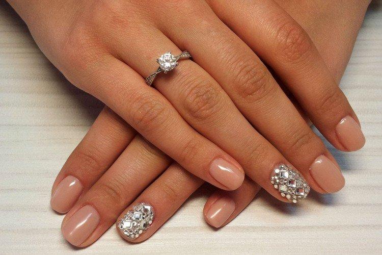 Manucure avec strass