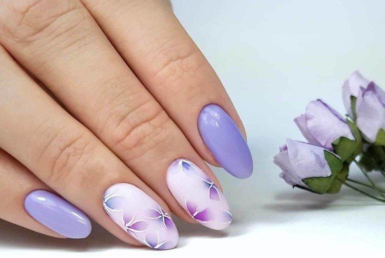 Manucure avec des gouttes d'aquarelle