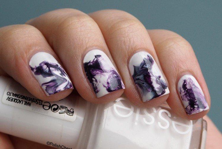 Manucure avec des gouttes d'aquarelle