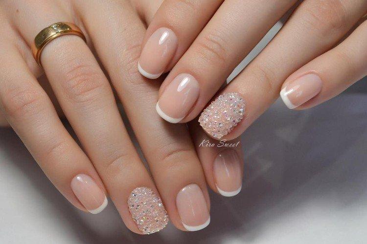 Manucure française pour ongles courts