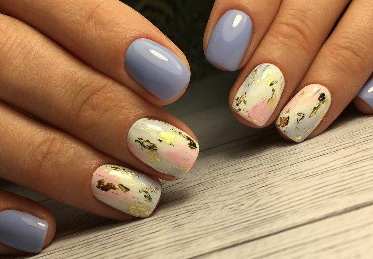 Manucure délicate avec du papier d'aluminium