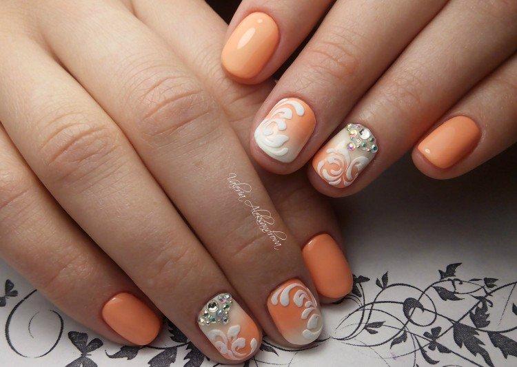 Manucure délicate à la pêche