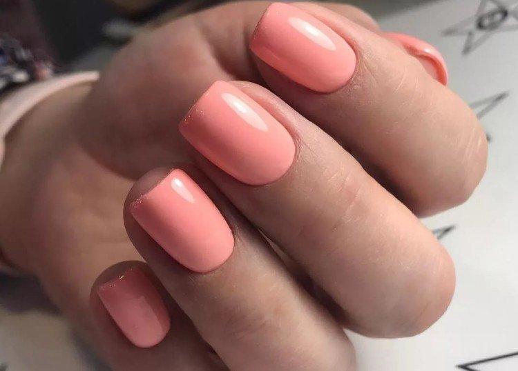 Manucure délicate à la pêche