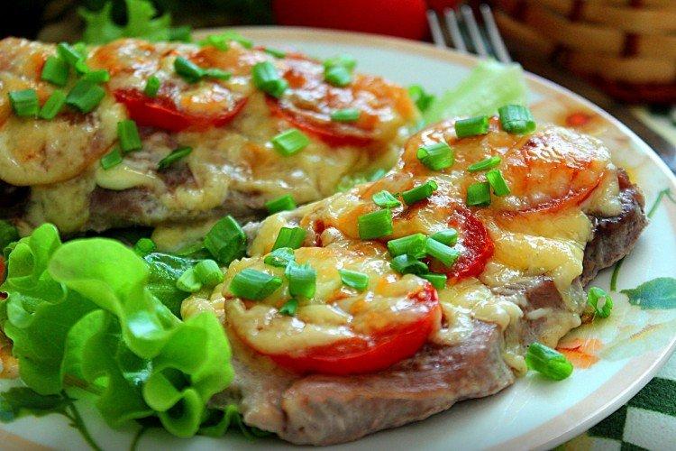 Boeuf au four avec tomates et fromage