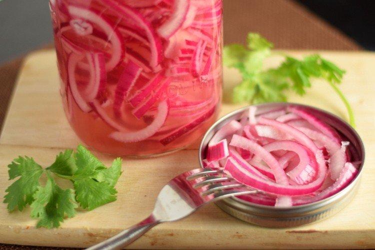 Oignons marinés dans un bocal
