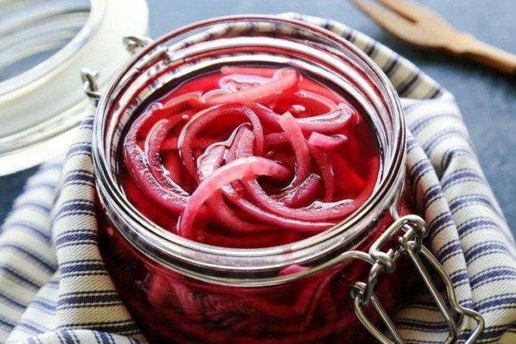 Oignons rouges marinés au piment