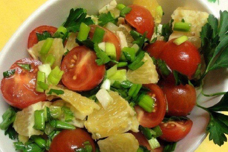 Salade de concombres, tomates et oranges