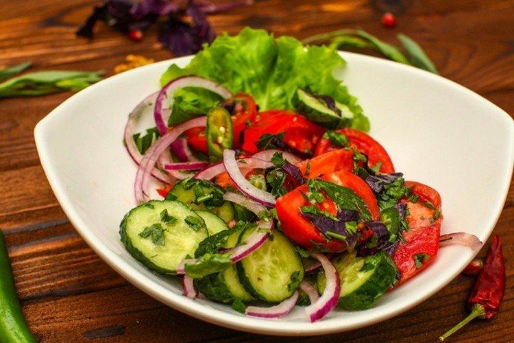 Salade de concombres, tomates, piments forts et basilic