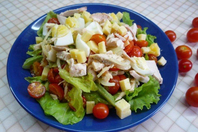 Salade feuilletée aux concombres, tomates et poulet