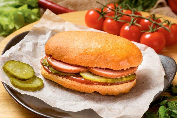 Sandwich aux saucisses et cornichons