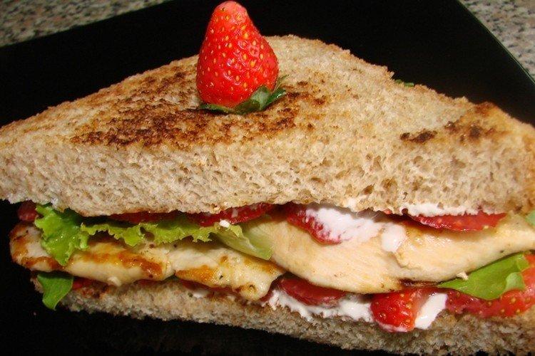 Sandwich Poulet Fraise Basilic