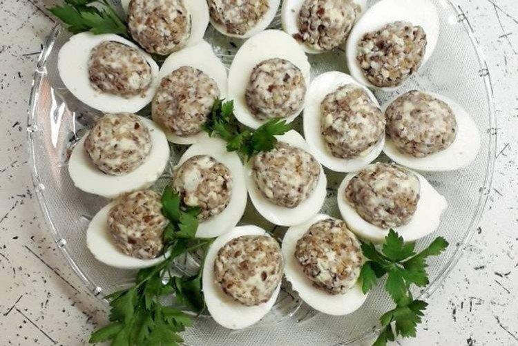 Oeufs farcis aux champignons des bois séchés