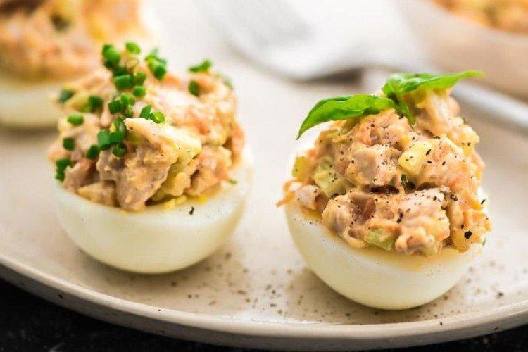 Oeufs farcis au poulet et céleri