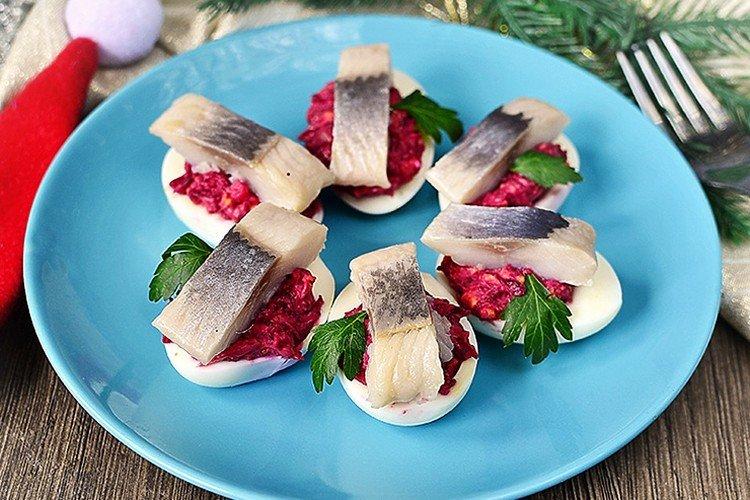 Oeufs farcis au hareng et aux betteraves