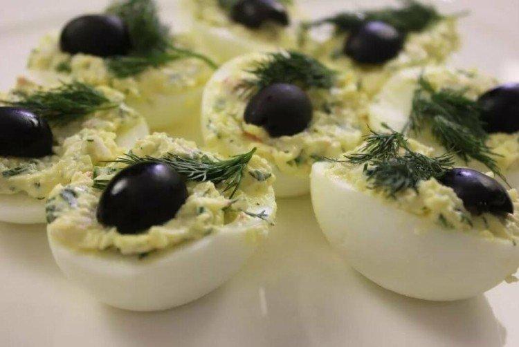 Oeufs farcis aux olives et aux olives