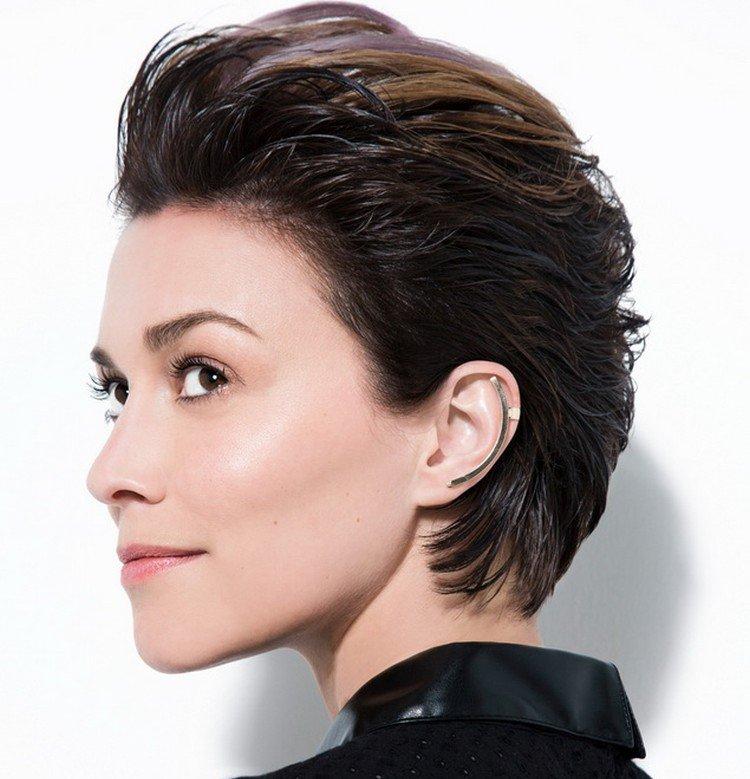 Gavroche aux boucles disposées depuis les oreilles