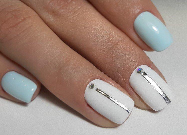 Manucure blanche et bleue