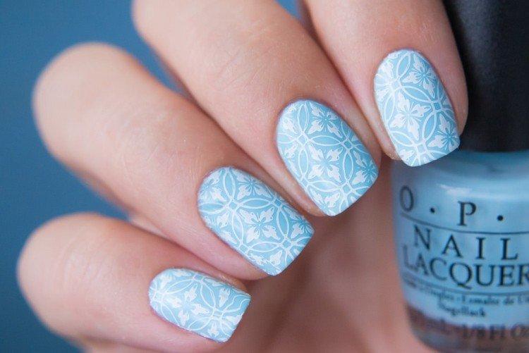 Manucure bleue avec filet