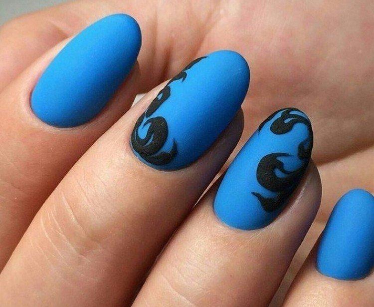 Manucure bleu foncé