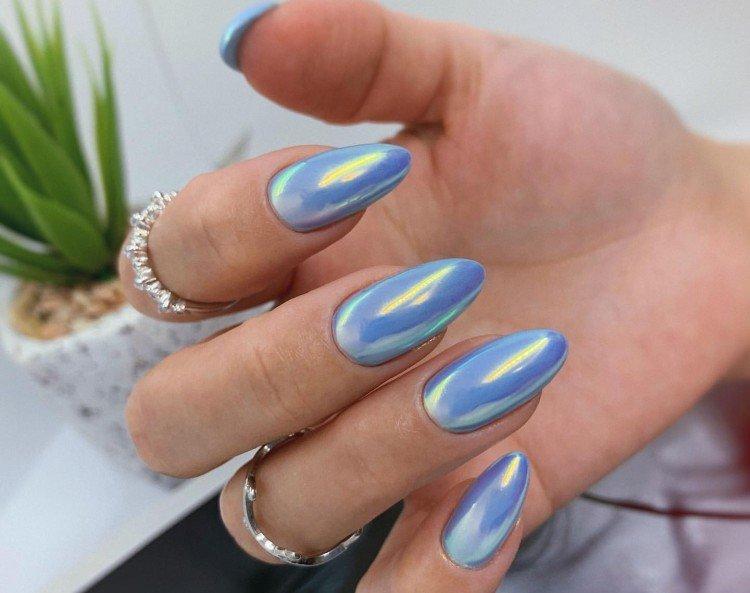Manucure bleue aux reflets d'acier