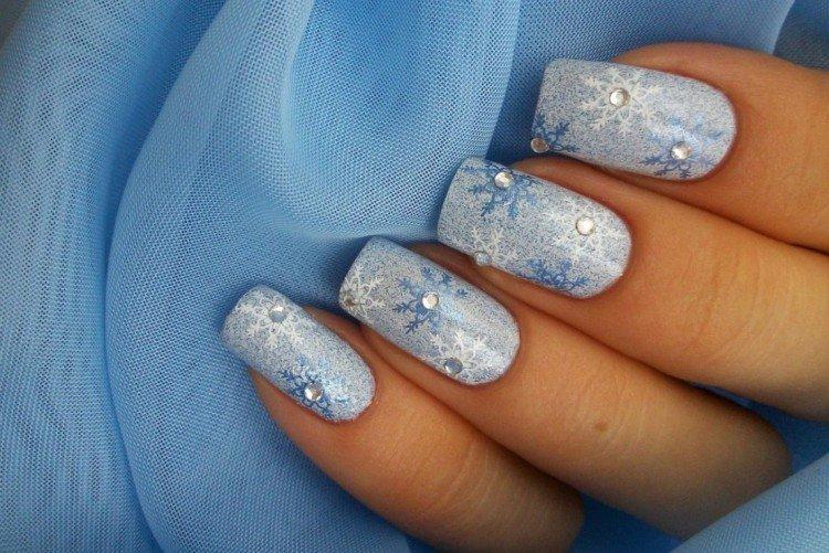 Manucure bleue avec des flocons de neige