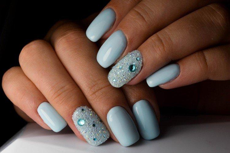 Manucure bleue avec strass transparents