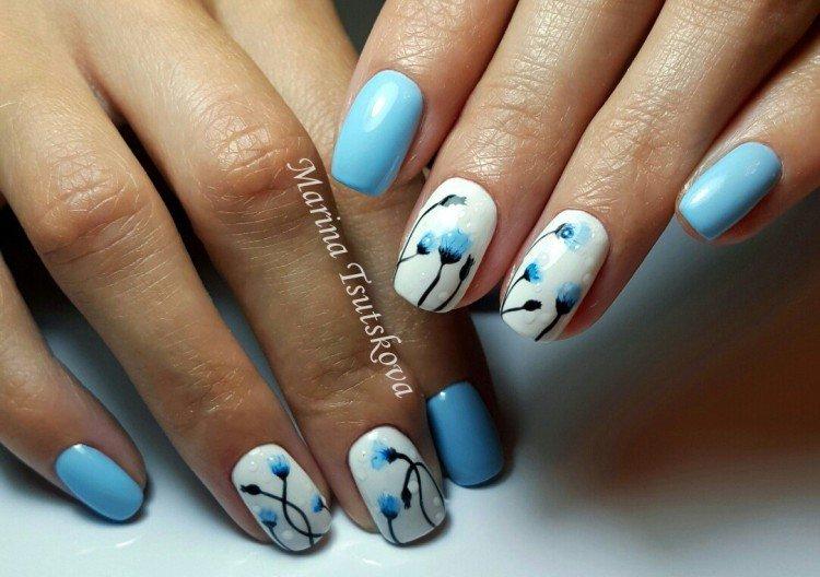 Manucure bleue aux bleuets