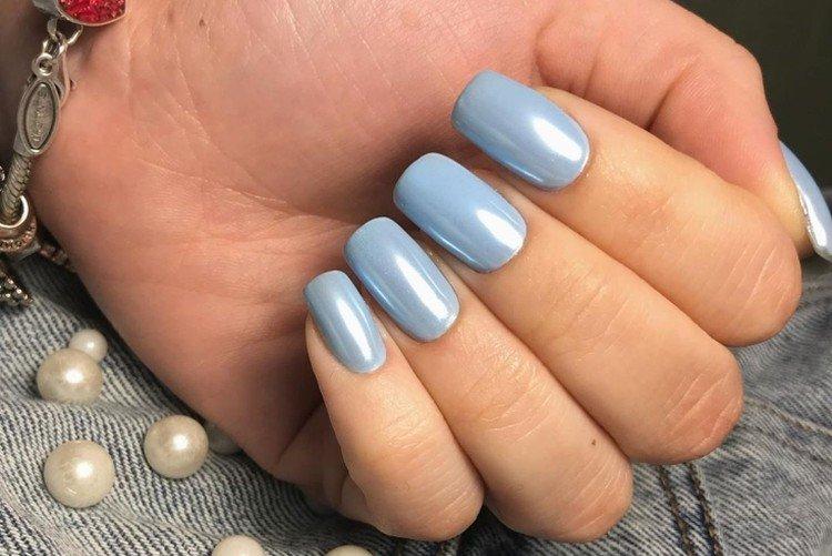 Manucure bleue avec frotter