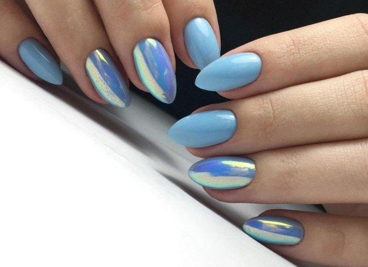 Manucure bleue avec frotter