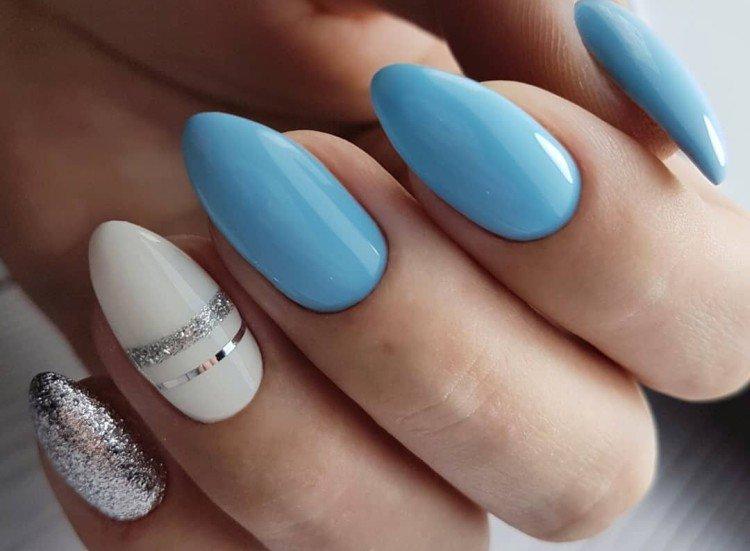 Manucure bleue pour ongles longs