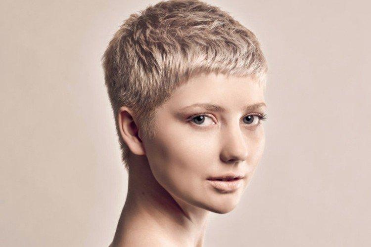 Garson avec une frange courte