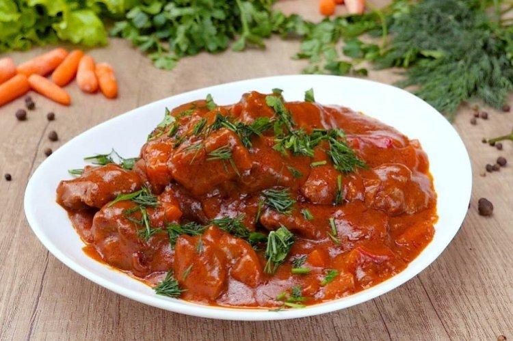 Goulasch de boeuf avec sauce et herbes