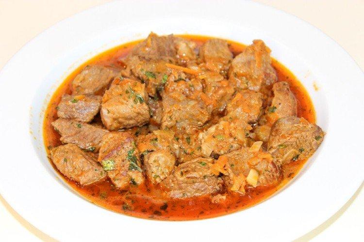 Goulasch de boeuf dans une mijoteuse