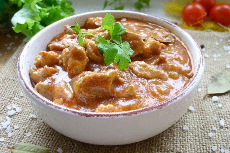 Goulasch de porc à la crème sure