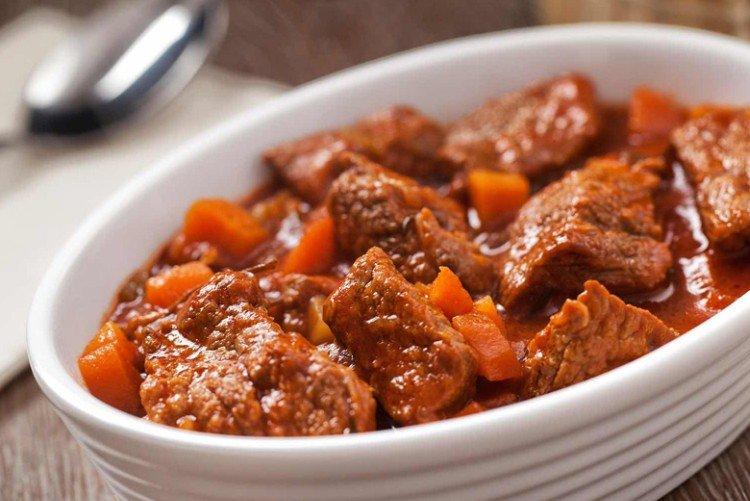 Goulasch de porc avec sauce au vin rouge