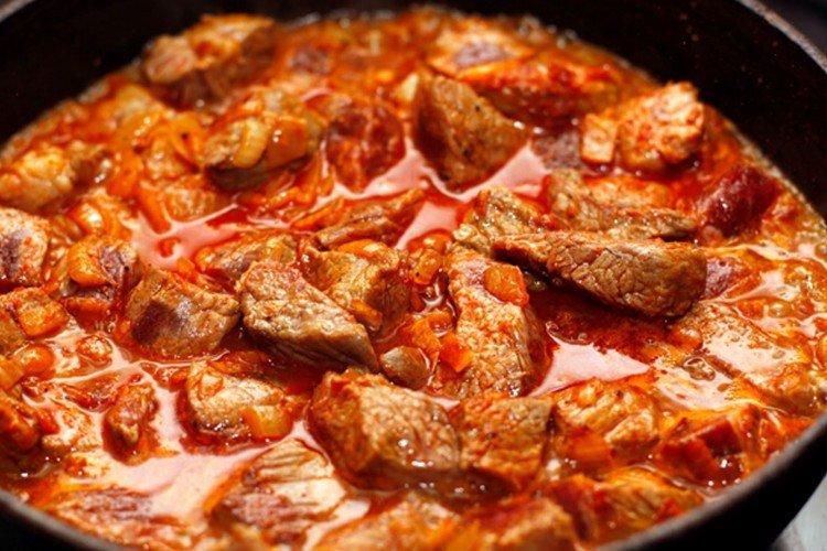 Goulasch de porc aux tomates