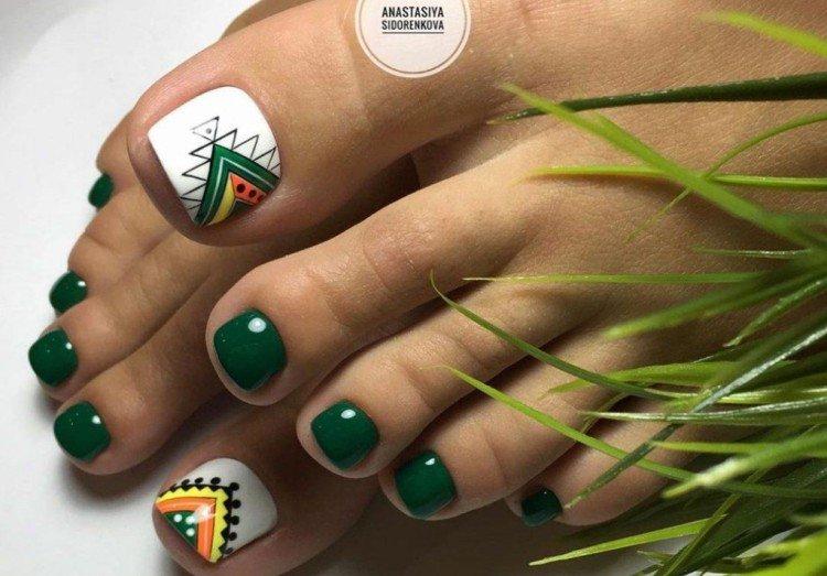 Pédicure avec dessins