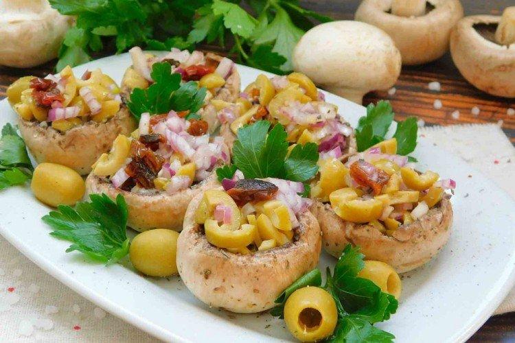 Champignons farcis aux olives et poivrons