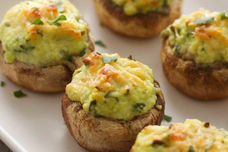 Champignons farcis à l'avocat et aux herbes