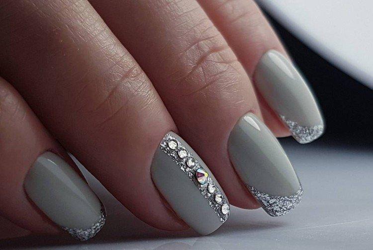 Manucure grise avec strass