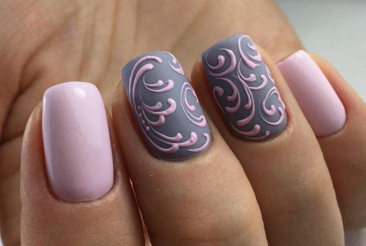 Manucure grise avec des boucles